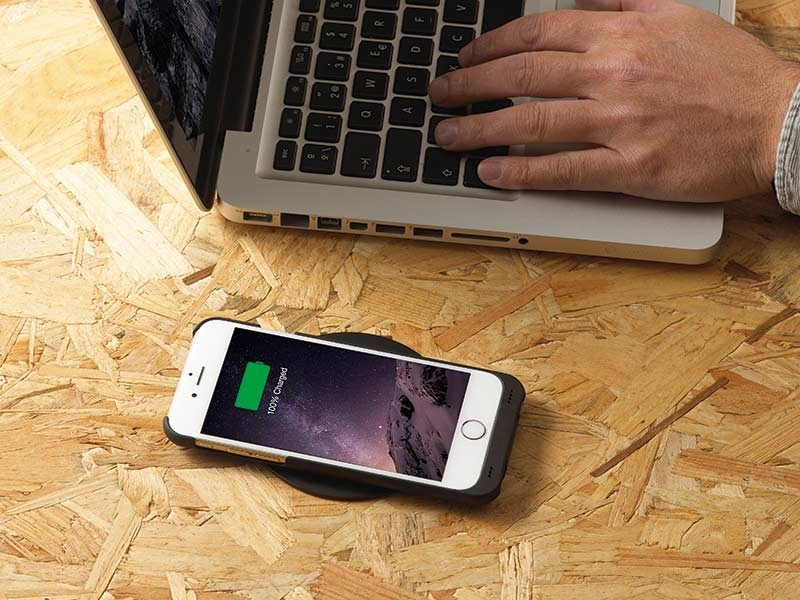 miniBatt MP-IP7+ Schutzhülle mit Qi-Ladefunktion für iPhone 7 Plus Ansicht mit Tisch Ladestation