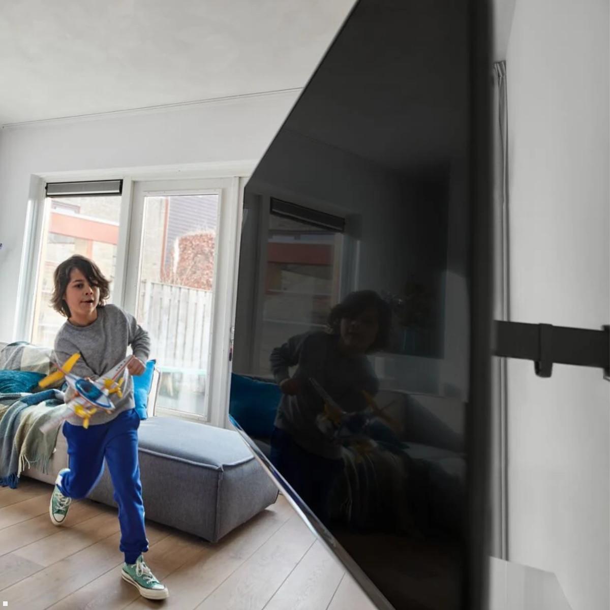 Vogels COMFORT TVM 3625 schwenkbare TV Wandhalterung 40-77 Zoll, schwarz, Anwendungsbeispiel Vogels COMFORT TVM 3625 schwenkbare TV Wandhalterung 40-77 Zoll, schwarz, Anwendungsbeispiel