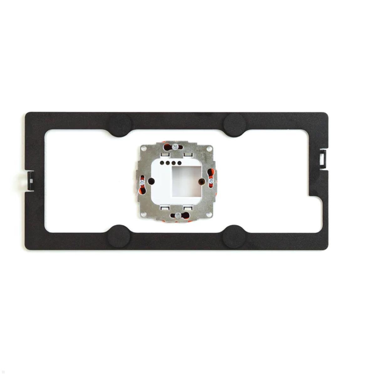 Displine Dame Wall 2.0 Wandhalterung für iPad Pro 12.9 (4./5./6. Gen.), Ansicht Montage Unterputz Displine Dame Wall 2.0 Wandhalterung für iPad Pro 12.9 (4./5./6. Gen.), Ansicht Montage Unterputz