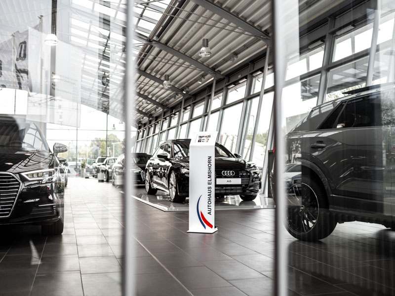 TabLines TBS092 Design Tabletständer quer mit Akku Samsung Tab S6 Anwendung Autohaus TabLines TBS092 Design Tabletständer quer mit Akku Samsung Tab S6 Anwendung Autohaus