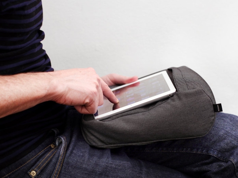 Bosign 2-in-1 Reise Tablet Halter, grau als Kniekissen Bosign 2-in-1 Reise Tablet Halter, grau als Kniekissen