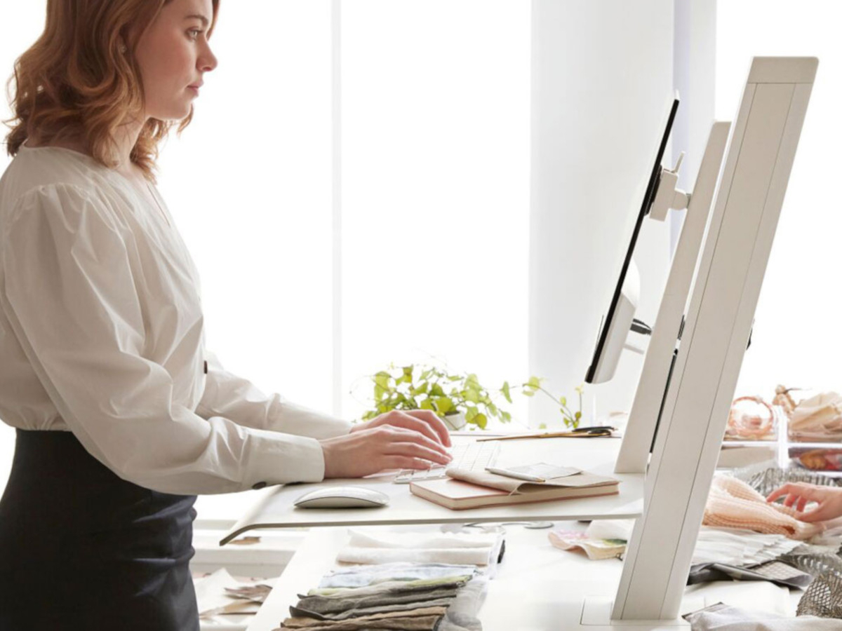 Humanscale QuickStand Eco Single Steh-Sitz Arbeitsplatz, weiß Anwendung Stehposition Humanscale QuickStand Eco Single Steh-Sitz Arbeitsplatz, weiß Anwendung Stehposition