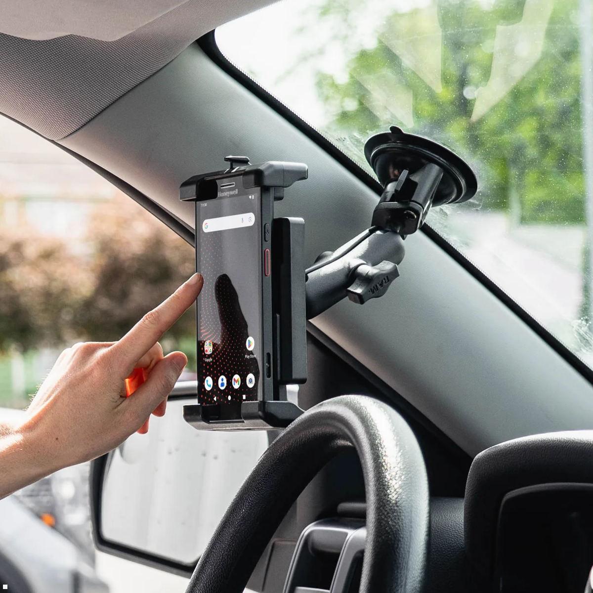 RAM Mounts Quick-Grip™ Pro XL Universal Smartphone-Halteschale 6,0-7,8'', Trapez-Basisplatte, B-Kugel (RAM-HOL-PD7BU), Anwendungsbeispiel