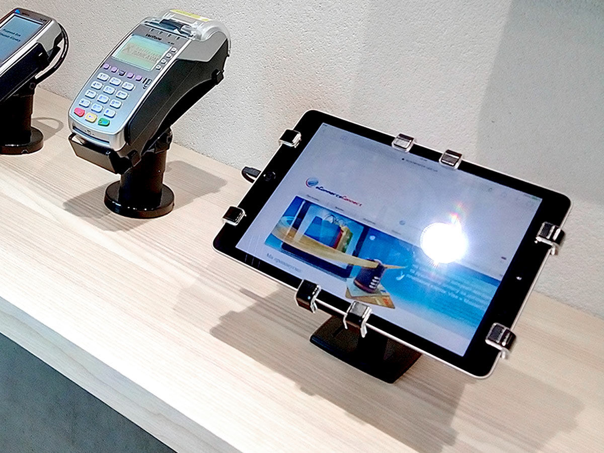 Gripzo Tablet Tischhalterung abschließbar 7-11 Zoll DS, schwarz Anwendungsbeispiel Geschäft Gripzo Tablet Tischhalterung abschließbar 7-11 Zoll DS, schwarz Anwendungsbeispiel Geschäft