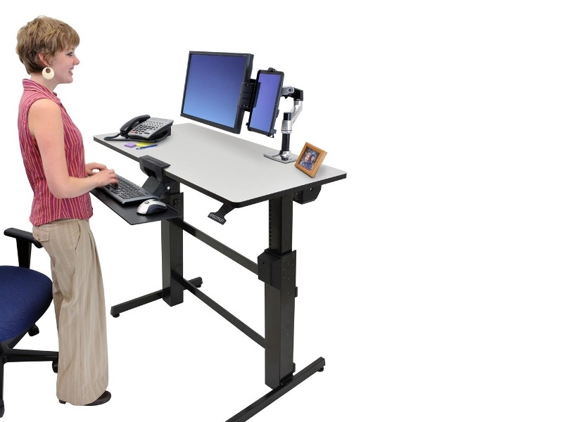 Ergotron WorkFit-D Steh-Sitz-Arbeitsplatz hellgrau (24-271-926) Stehende Position