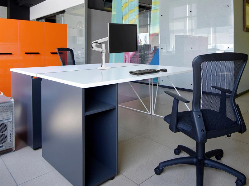 Ergotron LX Arm Monitor Tischklemme (45-537-216) Anwendung im Büro Ergotron LX Arm Monitor Tischklemme (45-537-216) Anwendung im Büro