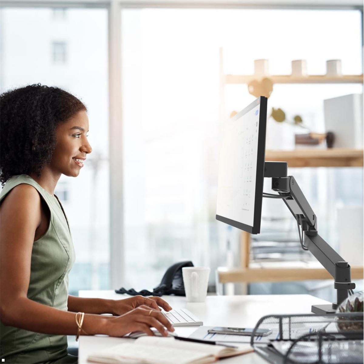 Ergotron LX Pro Monitor Tischhalterung mit C-Klemme Beispiel