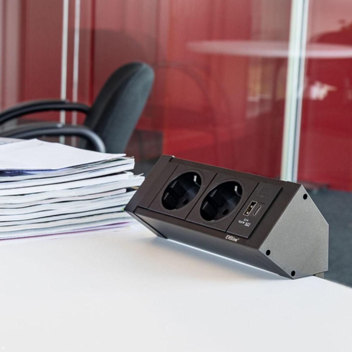 EVOline DockSquare 2-fach Steckdose 1x USB-A/C mit Befestigungszwingen, Anwendung Tischkante EVOline DockSquare 2-fach Steckdose 1x USB-A/C mit Befestigungszwingen, Anwendung Tischkante