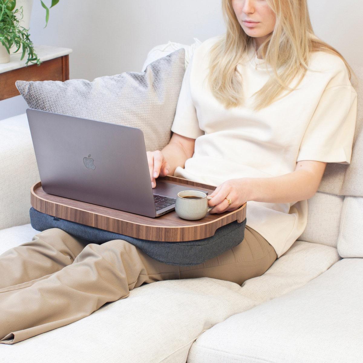 Bosign CurveLine™ Large Laptop Knietablett Laptray Rutschfest, Walnussholz, ergonomisches Kissen