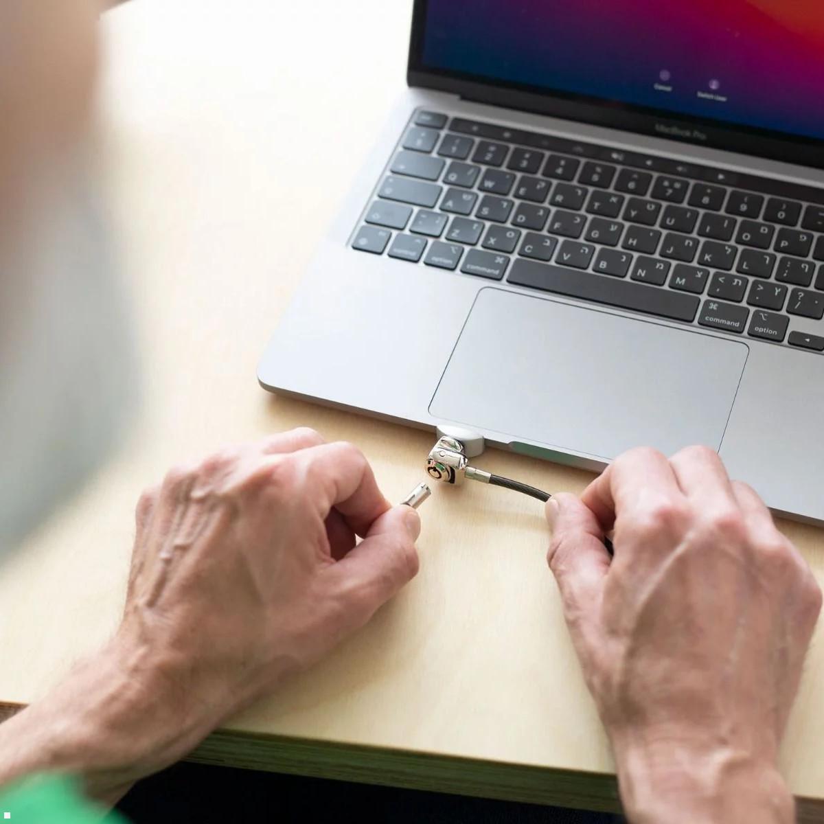 Compulocks Ledge Adapter, Kabelschloss MacBook Pro 14", Anwendung Compulocks Ledge Adapter, Kabelschloss MacBook Pro 14", Anwendung