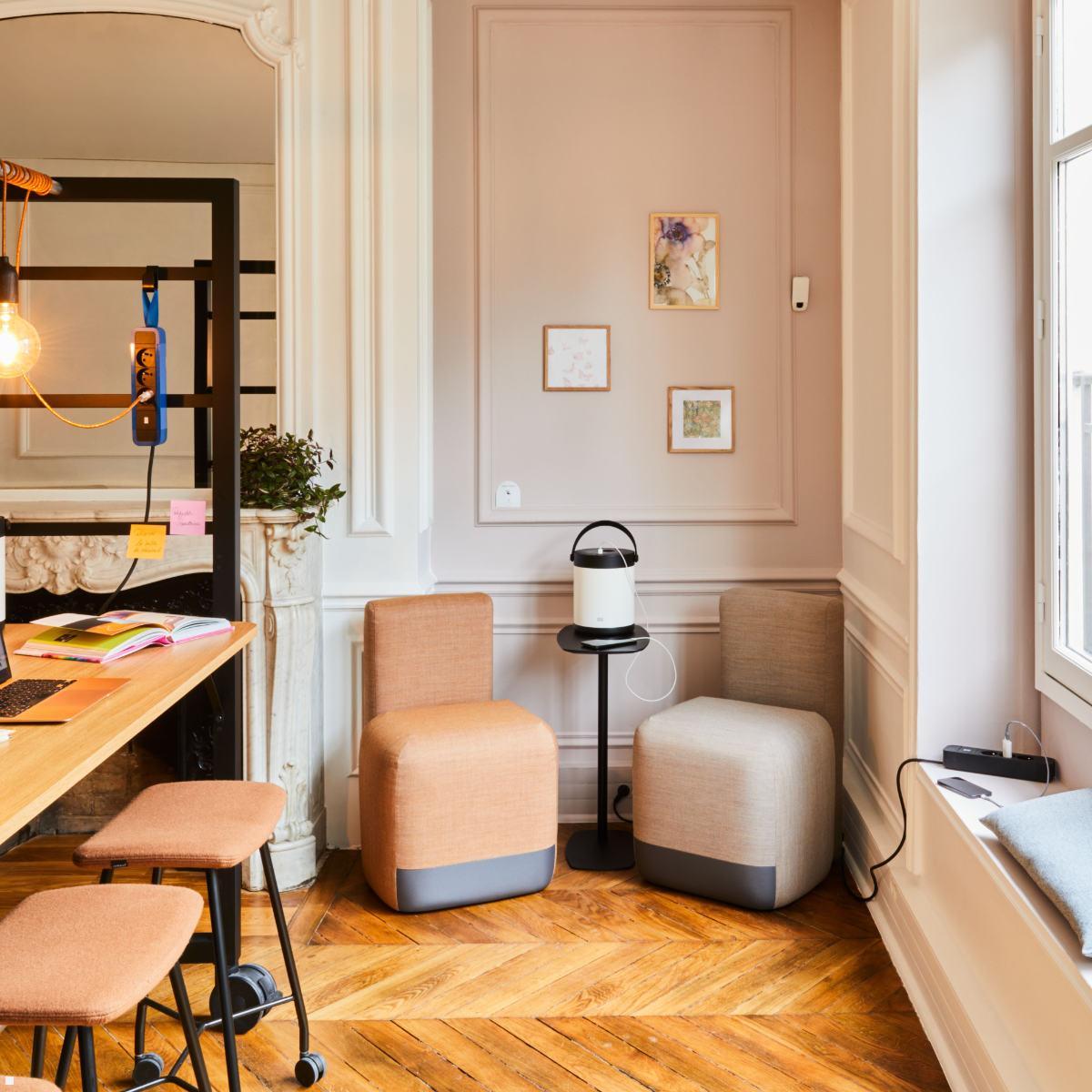 Bachmann MOV:E Power Unit 4x USB A/C Charger mit Schloss Adapter, weiß (BM0011025), Anwendungsbeispiel Bachmann MOV:E Power Unit 4x USB A/C Charger mit Schloss Adapter, weiß (BM0011025), Anwendungsbeispiel