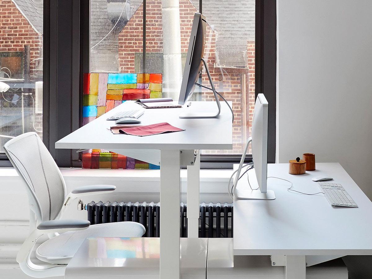 Humanscale FLOAT Steh-Sitz Arbeitsplatz / Tisch FTWR626016WHFS, silber Anwendung Remote Desk Humanscale FLOAT Steh-Sitz Arbeitsplatz / Tisch FTWR626016WHFS, silber Anwendung Remote Desk