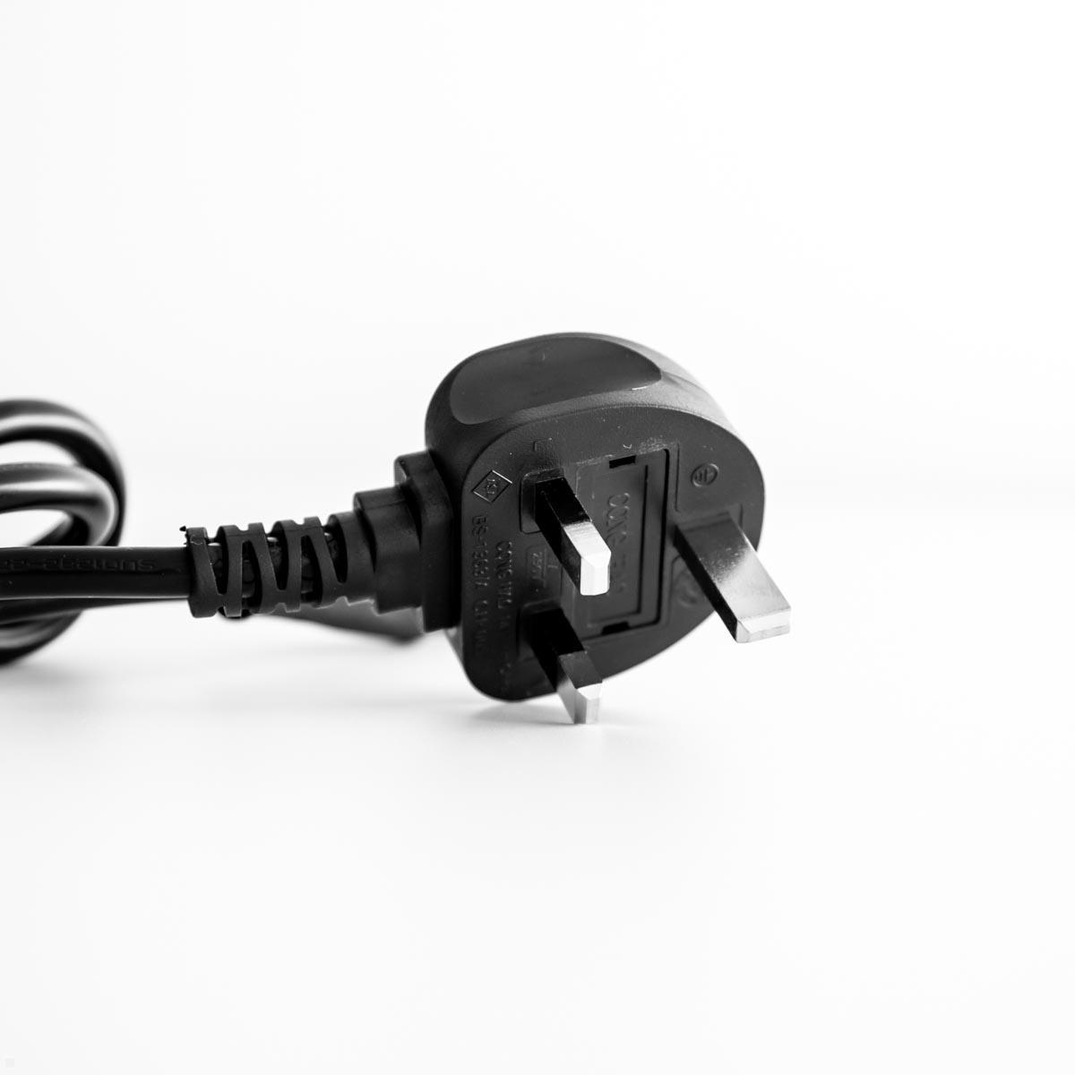 Bachmann Anschlusskabel Kabel IEC C5 Steckdose auf UK Stecker (304.1055), Detailansicht Stecker Bachmann Anschlusskabel Kabel IEC C5 Steckdose auf UK Stecker (304.1055), Detailansicht Stecker