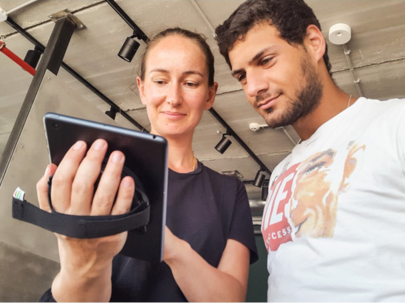 Compulocks Grip & Dock Tablet Handschlaufe mit Tischhalter, neigbar Aus Halterung entnehmbar Compulocks Grip & Dock Tablet Handschlaufe mit Tischhalter, neigbar Aus Halterung entnehmbar