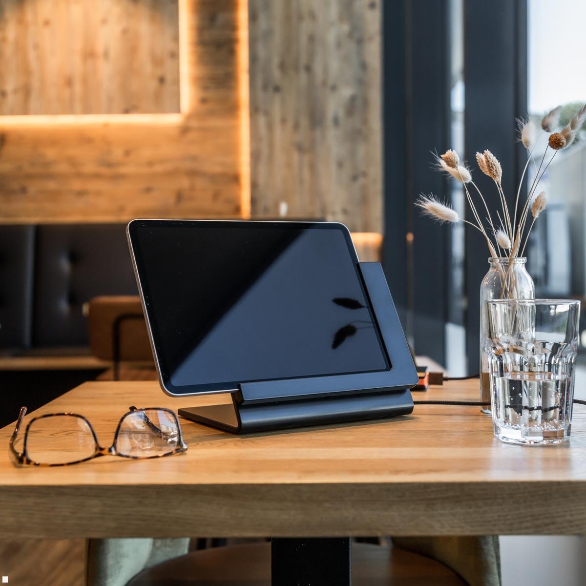 TabLines TTP024 Tabletständer Tisch Plug für Samsung Tab S10 Lite 10.9, Anwendungsbeispiel