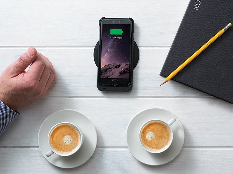 miniBatt MP-IP7+ Schutzhülle mit Qi-Ladefunktion für iPhone 7 Plus Anwendungsbeispiel mit Ladestation