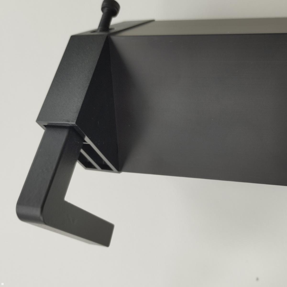 EVOline DockSquare 2-fach Steckdose 1x USB-A/C mit Befestigungszwingen, Detailansicht Zwinge EVOline DockSquare 2-fach Steckdose 1x USB-A/C mit Befestigungszwingen, Detailansicht Zwinge