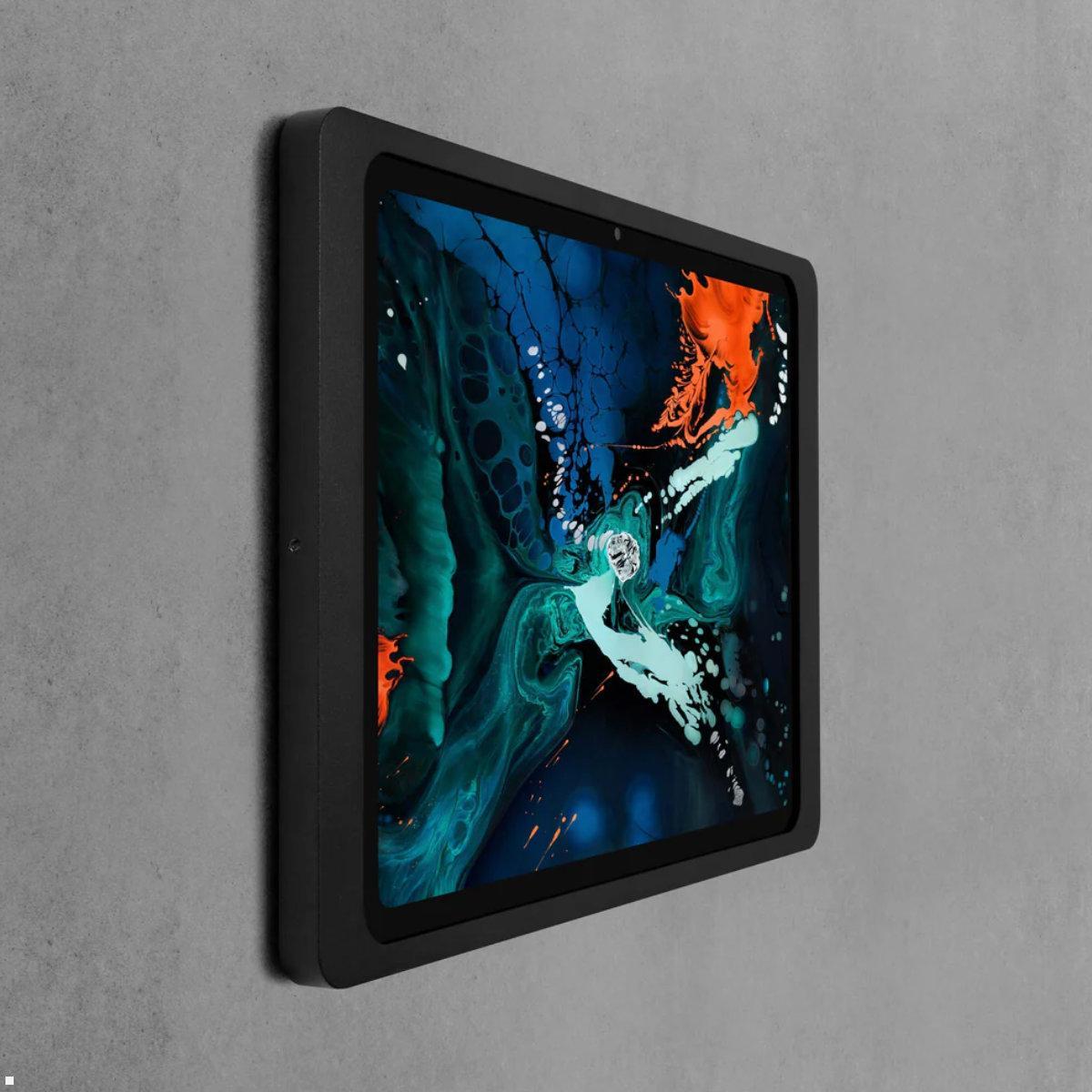 Displine Companion Wall 2.0 Wandhalter für Apple iPad 10.9 / 11, schwarz, Anwendungsbeispiel Displine Companion Wall 2.0 Wandhalter für Apple iPad 10.9 / 11, schwarz, Anwendungsbeispiel