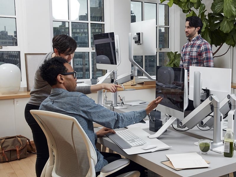 Humanscale QuickStand Lite QSLBLC Sitz-Steh-Halterung Anwendungsbeispiel