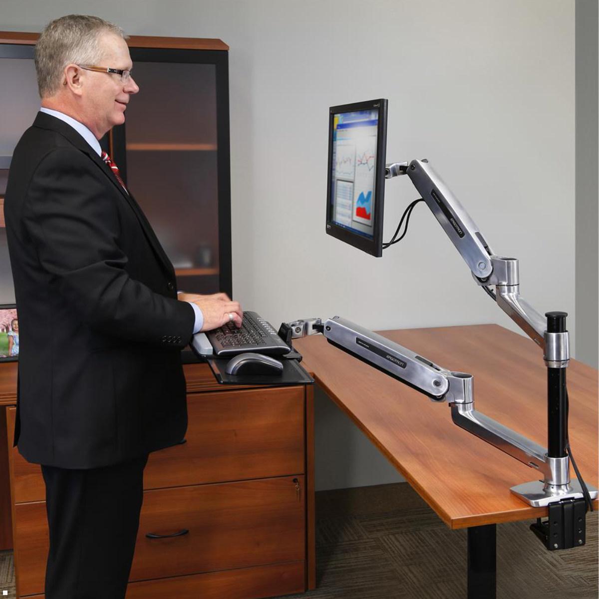 Ergotron WorkFit-LX Steh-Sitz Arbeitsplatz Monitorhalterung mit Tastaturablage (45-405-026), Höhenverstellung Monitor