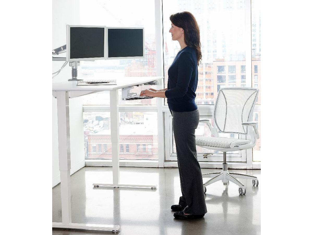 Humanscale FLOAT Steh-Sitz Arbeitsplatz / Tisch FTWR626016WHFS, silber Stehposition Humanscale FLOAT Steh-Sitz Arbeitsplatz / Tisch FTWR626016WHFS, silber Stehposition