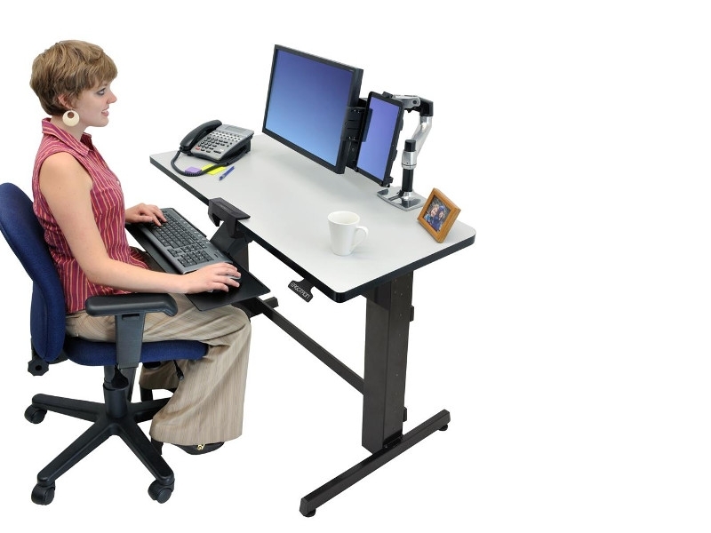 Ergotron WorkFit-D Steh-Sitz-Arbeitsplatz hellgrau (24-271-926) Sitzende Position