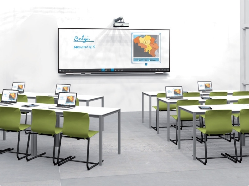 i3 Technologies interaktiver Touch Laser-Beamer mit Wandhalterung in der Schule