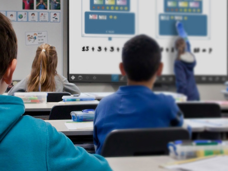 i3 Technologies interaktives Whiteboard 135 Zoll in der Schule