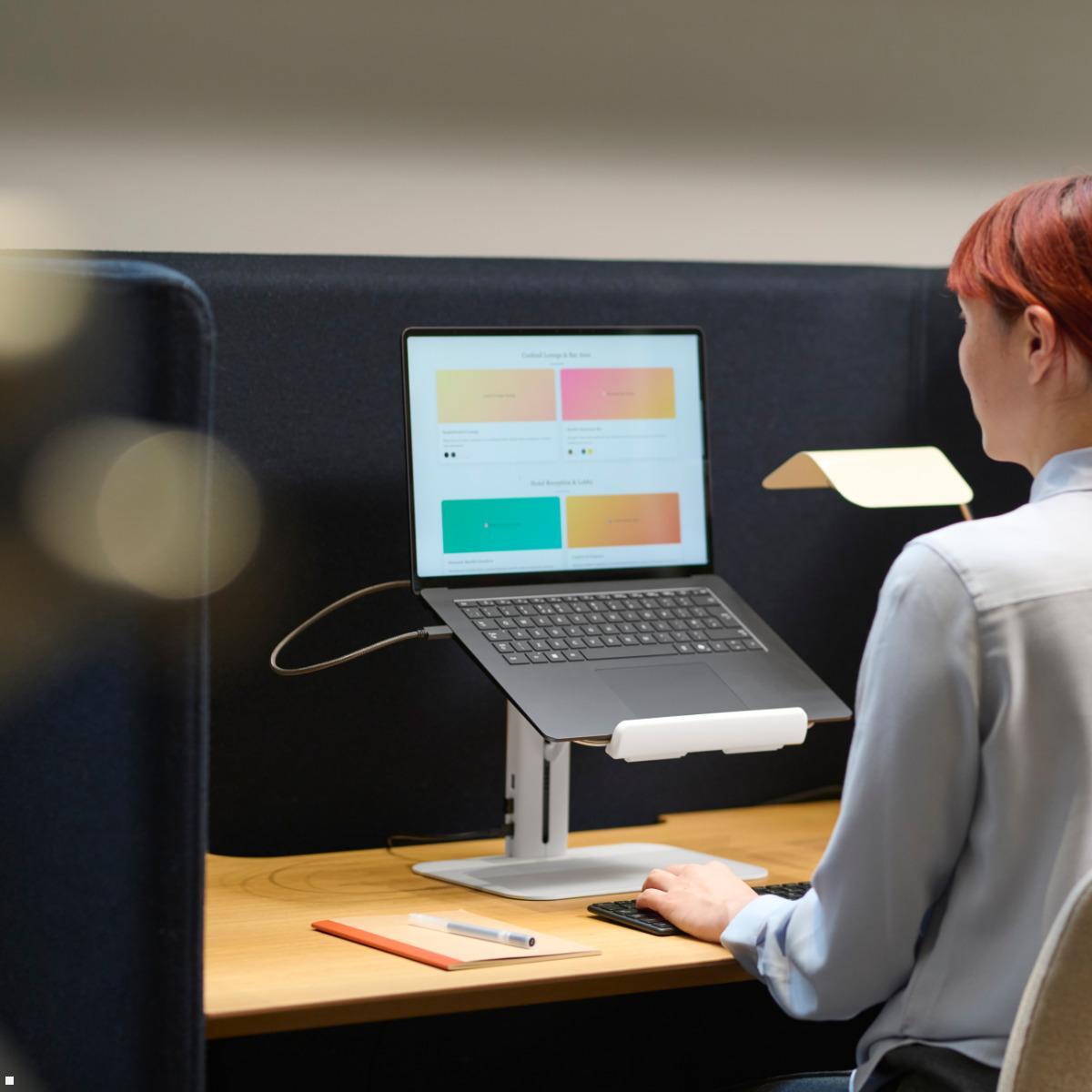 CBS Lana Laptop Ständer höhenverstellbar bis 16 Zoll, Anwendungsbeispiel