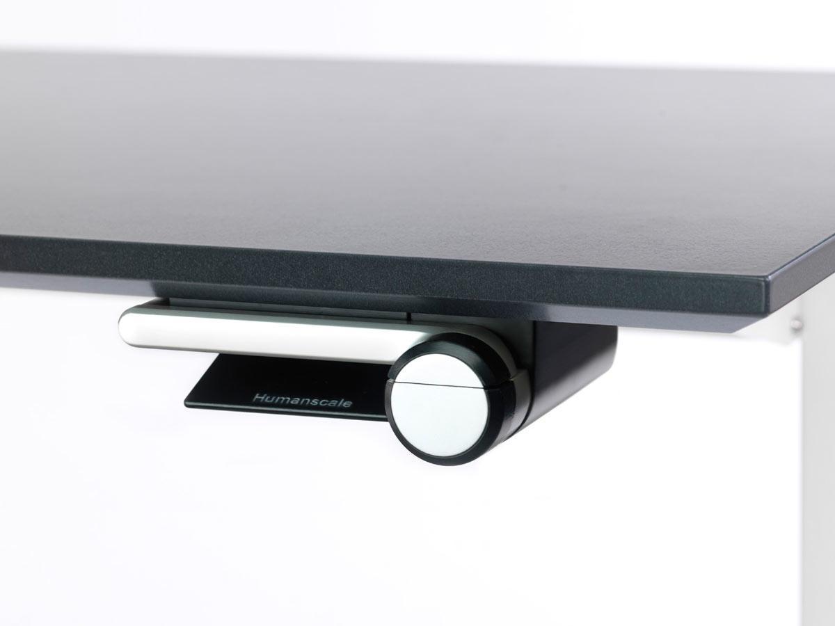 Humanscale FLOAT Steh-Sitz Arbeitsplatz / Tisch FTWR626016WHFS, silber Detail Verstellgriff Humanscale FLOAT Steh-Sitz Arbeitsplatz / Tisch FTWR626016WHFS, silber Detail Verstellgriff