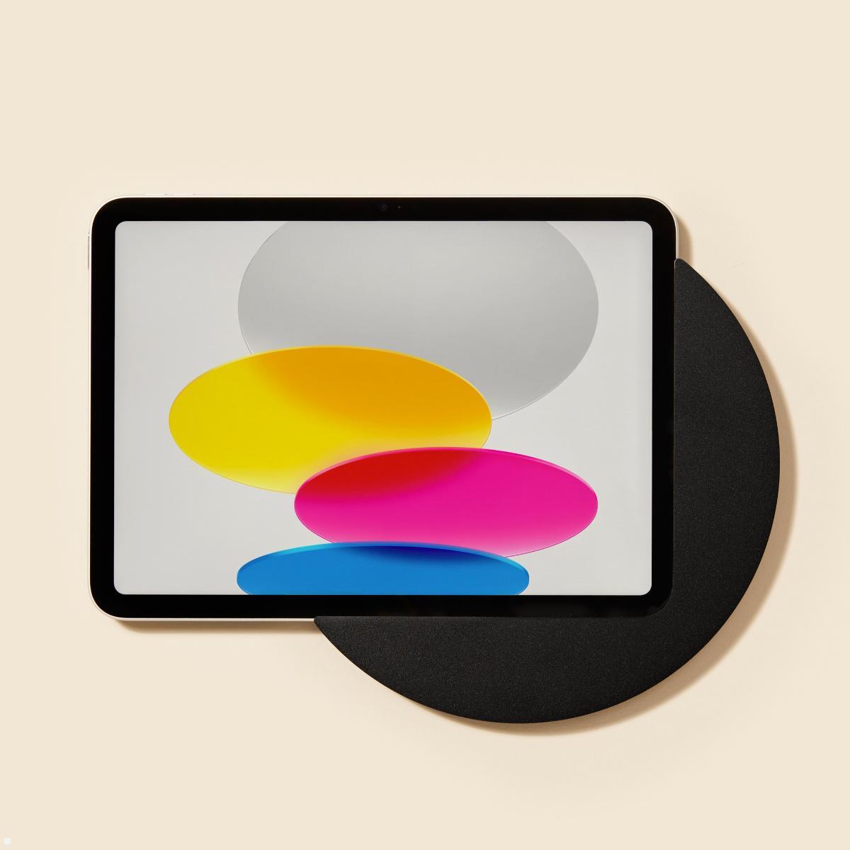 Displine Sunset Wall Apple iPad 10.9 (10.Gen) Wandhalter USB-C, schwarz eloxiert Ansicht mit Tablet Displine Sunset Wall Apple iPad 10.9 (10.Gen) Wandhalter USB-C, schwarz eloxiert Ansicht mit Tablet