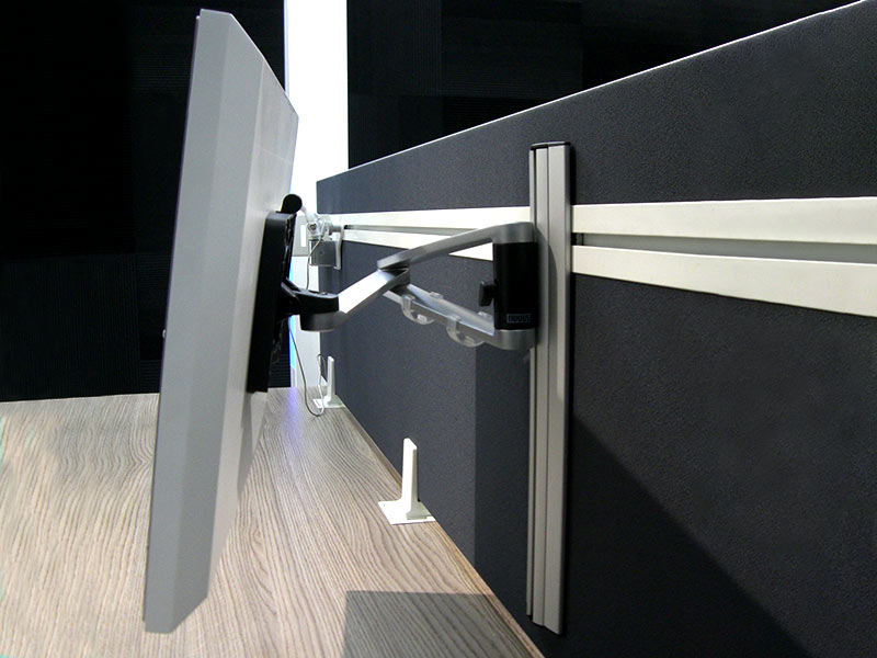 Novus MY one plus SW Monitorhalter für Slatwall, silber (910+2079+000) Anwendungsbeispiel Novus MY one plus SW Monitorhalter für Slatwall, silber (910+2079+000) Anwendungsbeispiel