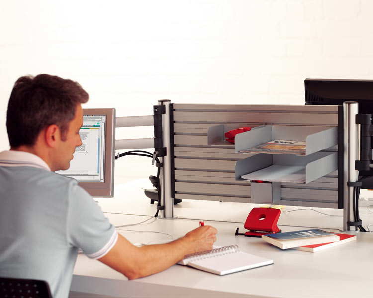 Novus Slatwall Elemente 120 mit TSS-Säule mit Tischklemme (974+1205+000) Novus Slatwall Elemente 120 mit TSS-Säule mit Tischklemme (974+1205+000)