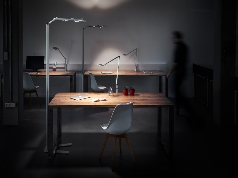 Novus Attenzia space+ LED Stehleuchte drehbar 4000K, silber (740+4199+000) Anwendung Büro Novus Attenzia space+ LED Stehleuchte drehbar 4000K, silber (740+4199+000) Anwendung Büro