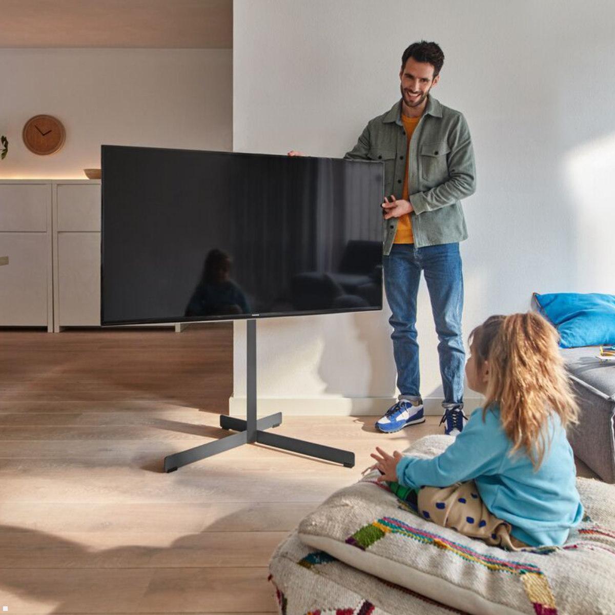 Vogels COMFORT TVS 3690 schwenkbarer TV Ständer 40-77 Zoll, schwarz, Anwendungsbeispiel