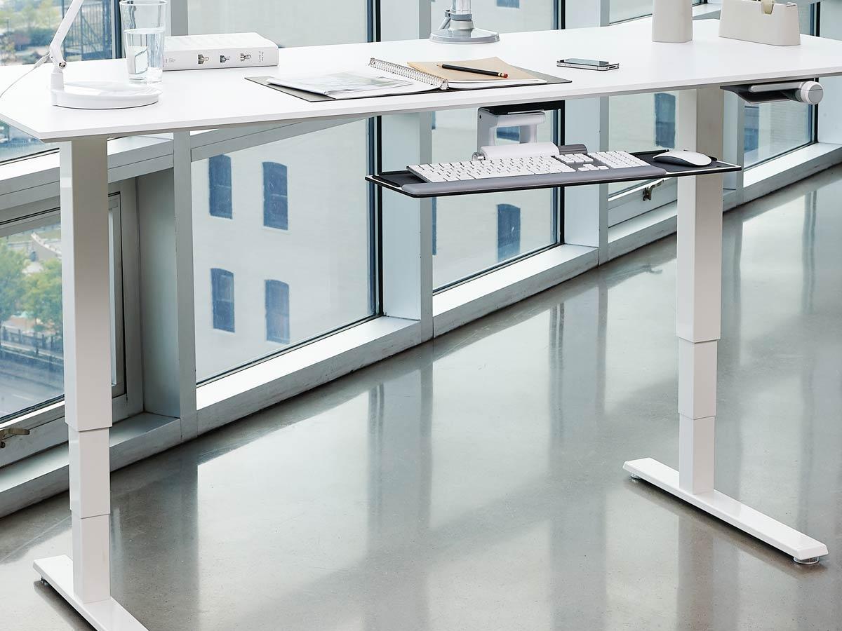 Humanscale FLOAT Steh-Sitz Arbeitsplatz / Tisch FTWR626016WHFS, silber Anwendung Büro Humanscale FLOAT Steh-Sitz Arbeitsplatz / Tisch FTWR626016WHFS, silber Anwendung Büro