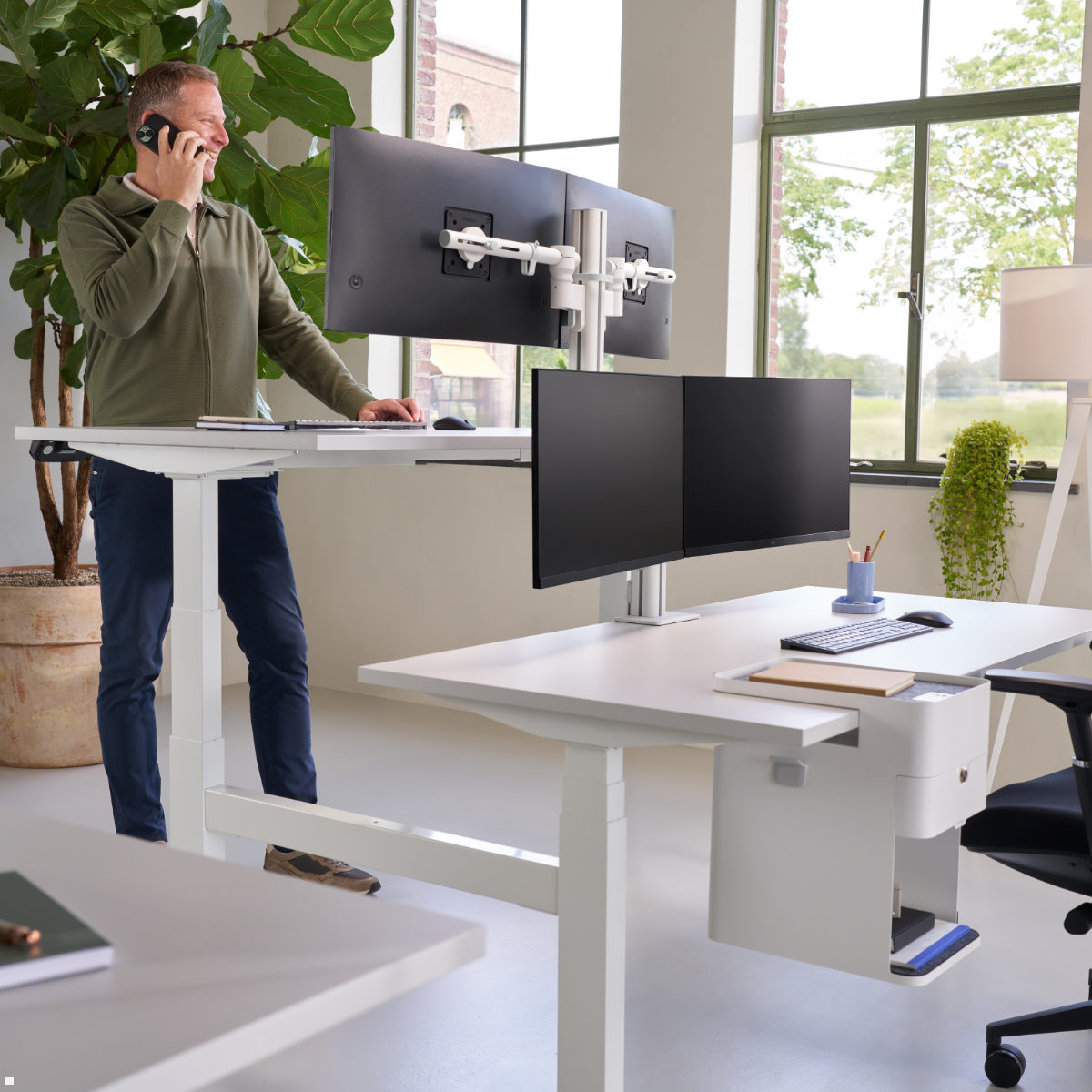 Dataflex Viewgo modular Monitorhalterung für 2 Monitore bis 32 Zoll, Anwendungsbeispiel